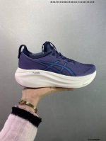 200 公司级Asics 亚瑟士Gel-Nimbus 27稳定跑鞋鞋面采用双层提花网面设计，提高包裹性和透气性，后跟搭载稳定系统科技T-Gel提升整体支撑力和结