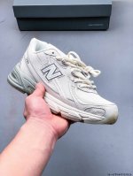 New Balance Nb740 英产 轻便复古休闲运动跑步鞋 全鞋身以网格布作为基地，在细节部分以皮革作为辅助添加，流线感很强。外形和New Balace