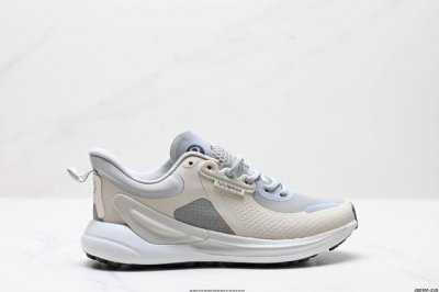 公司级Lululemon Blissfeel Run 白色露露乐檬 提升贴合和触感。立体针织弹力鞋面轻量透气，中底采用Lululemon特别研发的加厚泡棉材料，