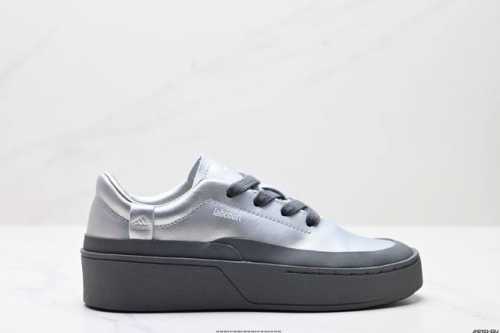 公司级Adidas Labcourt 百搭休闲轻松舒适 耐磨透气低帮 板鞋 男女同款 鞋面使用了绒毛麂皮 ，鞋面和鞋底连接处使用了包边处理，看起来更加精致有型;
