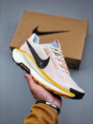 Nike Reactx pegasus Trail 5 Next Nature 越野跑步鞋 登月兼顾迅疾外观和稳固脚感 后跟覆面和中足动态支撑巧妙融合 缔造稳定