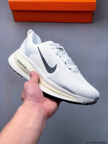 nike Air Zoom Vomero 18 缓震透气休闲慢跑鞋 新版Vomero结合全新Zoomx和Reactx泡绵 提供双重缓震效果 铸就非凡迈步体验 0