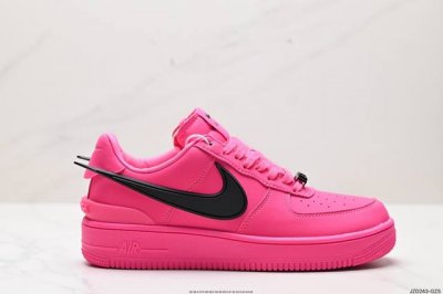 真标耐克 空军一号 Af1 低帮休闲板鞋 Ambush X Nk Air Force 1‘07 Low Sp 空军一号联名标志性的swoosh延伸至鞋跟之外，鞋