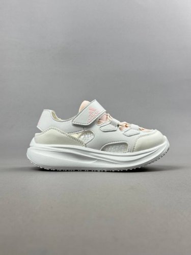 adidas夏日穿搭凉鞋 夏季必备 采用质感柔软且出众回弹的Md大底， 缔造非凡舒适的日常穿着体验 助你保持活力 ， 鞋身立体感强 鞋身包边弧度 平顺 。 尺码