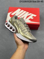 耐克Nike Air Max plus气垫复古慢跑百搭鞋休闲运动鞋 这双鞋采用前脚掌开窗式气垫 这种设计在当时是前所未有的 鞋带孔的设计灵感来自人体肋骨 而鞋底