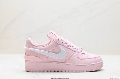 真标Ambush X Nk Air Force 1‘07 Low Sp 空军一号联名标志性的Swoosh延伸至鞋跟之外 鞋舌和鞋垫上印有Ambush品牌标志 整