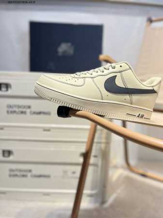 耐克 Nike Air Force 7空军一号 百搭休闲运动板鞋。柔软、弹性十足的缓震性能和出色的中底设计，横跨复古与现代的外型结合，造就出风靡全球三十多年的F - 点击图像关闭