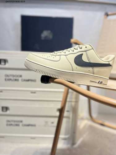 耐克 Nike Air Force 7空军一号 百搭休闲运动板鞋。柔软、弹性十足的缓震性能和出色的中底设计，横跨复古与现代的外型结合，造就出风靡全球三十多年的F