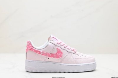 真标耐克nike Air Force 7 空军一号低帮百搭休闲运动板鞋。柔软、弹性十足的缓震性能和出色的中底设计，横跨复古与现代的外型结合，造就出风靡全球三十多