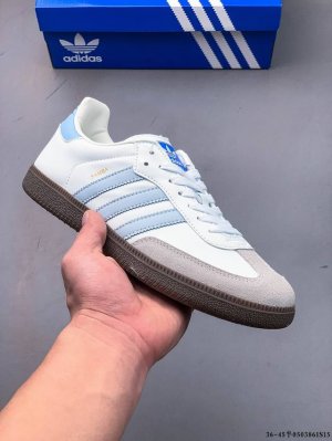 二层真标！Adidas Samba Og 经典鞋款 Adidas 近70年的经典Samba Og 修长的鞋楦,略微尖尖的鞋头,翻毛皮的鞋头拼接,这些我们都看得到