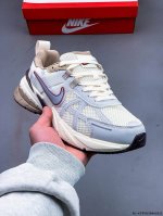 耐克Nike V2K Run新款百搭休闲跑步鞋 复古风潮 网面透气 紧致的鞋面材质提供良好的包裹性 鞋侧 Swoosh以及鞋头部分搭配增添不少亮点的镀铬细节 鞋