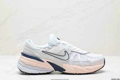 公司级耐克nike V2K Run跑步鞋复古风潮 网面透气运动鞋 灰银紧致的鞋面材质提供良好的包裹性鞋侧 Swoosh以及鞋头部分搭配增添不少亮点的镀铬细节鞋垫