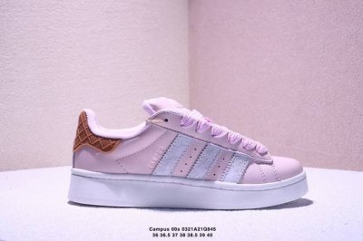 160 adidas Originals Campus 00S 小面包 鞋身采用绒面皮料搭配白色常规皮革，质感上还是延续了经典 Campus 的设计。 鞋舌填充