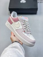 真标耐克Nike Air Force 1’07 Lx空军一号低帮百搭休闲运动板鞋。柔软、弹性十足的缓震性能和出色的中底设计，横跨复古与现代的外型结合，造就出风靡