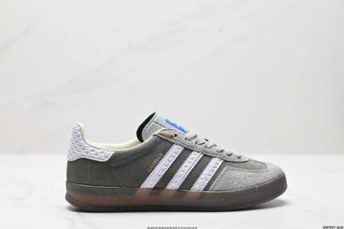 真标阿迪达斯adidas Originals Gazelle Indoor 三叶草复古防滑耐磨低帮板鞋 鞋款采用柔软的绒面革和耐用的皮革衬里融合在橡胶外底上！