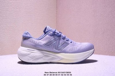 公司级新百伦New Balance W880系列复古老爹风休闲运动慢跑鞋 880系列是New Balance的次顶级缓震跑鞋，脚感软弹舒适，缓震性和稳定性都不错