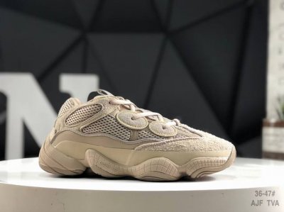 180 真标带半码阿迪达斯 Yeezy Desert Rat 椰子500 运动鞋鞋面采用皮革、磨砂小牛皮、麂皮和网眼三种材质打造，以复古气息 十足的 Adipr
