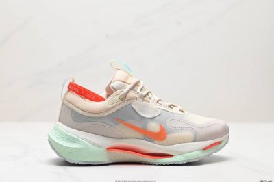 公司级nike Spark Flyknit 新款 外观看上去就很清爽。侧面有透视窗和类似于袜子的内靴，让整双鞋视觉效果颇为特别 最大的亮点自然是搭载全新 Spr
