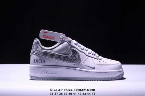真标耐克Nike Air Force 1“07空军一号低帮百搭休闲运动板鞋。柔软、弹性十足的缓震性能和出色的中底设计，横跨复古与现代的外型结合，造就出风靡全球三