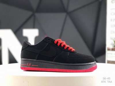 130 耐克 Nike Air Force 1 '07 Low 空军一号含气垫 低帮百搭厚底**休闲运动板鞋。柔软、弹性十足的缓震性能和出色的中底设计，横跨复古