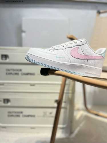 耐克 Nike Air Force 1 '07空军一号 百搭休闲运动板鞋。柔软、弹性十足的缓震性能和出色的中底设计，横跨复古与现代的外型结合，造就出风靡全球三十