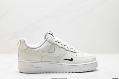 真标耐克Nike Air Force 1’07 Low空军一号低帮百搭休闲运动板鞋。柔软、弹性十足的缓震性能和出色的中底设计，横跨复古与现代的外型结合，造就出风
