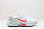 公司级nike Journey Run 2024跑步鞋 使用了新型的缓震材料 脚感偏韧 后跟有加厚的海绵填充 鞋子前掌和后掌做了加宽设计 增加了跑步时的稳定性