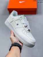 公司级带半码 耐克 Nike Air Force 1 '07 Low 空军一号含气垫 低帮百搭厚底增高休闲运动板鞋。柔软、弹性十足的缓震性能和出色的中底设计，横