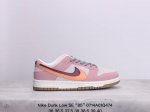 Nike Dunk Low Se “85” 双勾 Nike推出特别版dunk Low企划。此款nike Dunk Low采用灰色面革材质，鞋身左右侧均配有皮革质