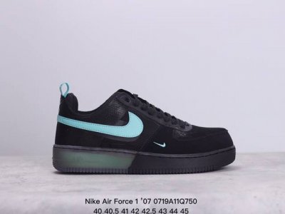 耐克 Nike Air Force 1 ’07 空军一号低帮百搭休闲运动板鞋。柔软、弹性十足的缓震性能和出色的中底设计，横跨复古与现代的外型结合，造就出风靡全球