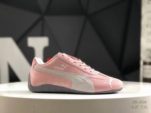 彪马 Puma Speedoat Og 百搭单品彪马复古休闲鞋经典板鞋，搭配精心设计的配色组合，营造浓郁的复古氛围。鞋面打孔细节,提升穿着时的舒适度。皮革鞋面，