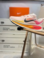 nike Vomero 18 耐克 舒适减震防滑 低帮跑步鞋 全掌Reactx泡绵中底 前掌和后跟还配备了Air Zoom气垫单元 据说跑起来更快更舒适哦 这次