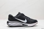公司级nike Joerney Run 轻便跑步鞋 使用了新型的缓震材料 脚感偏韧 增加了跑步时的稳定性 织物加网纱的鞋面极好的透气性 官方货号:Fn0228-