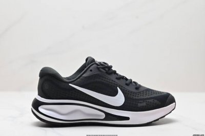 公司级nike Joerney Run 轻便跑步鞋 使用了新型的缓震材料 脚感偏韧 增加了跑步时的稳定性 织物加网纱的鞋面极好的透气性 官方货号:Fn0228-