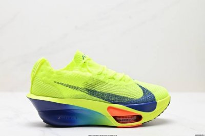 公司级新品发布 Nike Air Zoom Alphafly Next%3 Proto整体采用前作的设计语言，并且对后者的细节进行升级，马拉松和长距离路跑的性能
