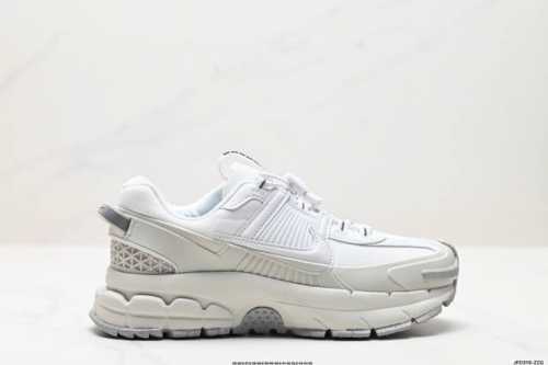 公司级耐克Nike Zoom Vomero Roam 马拉松复古跑五代休闲运动慢跑鞋 采用环保纤维革饰片组合网眼布鞋面材质 升级正确后跟Tpu加固 耐弯折热塑框