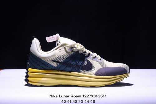Nike Lunar Roam 人气单品 收到的nike鞋1Ogo””数量不一样：品牌在23年前后将“”数量由2个调整为1个，因此鞋舌刺绣标、鞋垫等多个位置存在