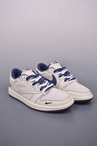 fragment X Travis Scott X 北面 air Jordan 1 Low 三方联名倒钩 全新的三方联名低帮倒钩鞋面延续了黑脚趾设计 整双鞋以全