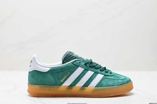 公司级Adlidas Originals Gazelle Indoor ”这款阿迪达斯运动鞋是 1979年 Gazelle Indoor 运动鞋的复兴，柔软的绒