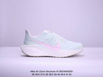 颠覆式升级！Nike 飞马新鞋 触感柔软，质感升级！随着“耐克 蓝图 系列”在巴黎的盛大发布，全新一代 登月41代 Nike Pegasus 41也正式登场啦！