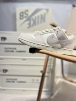 耐克Nike Dunk Low 板鞋Sb系列经典百搭休闲运动板鞋加厚鞋舌的填充，使舒适性大大提升，同时也更方便穿脱中底部分则加入了脚感柔软舒适Zoomair气垫