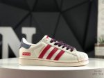 220 阿迪达斯/三叶草Adidas Originals Superstar 经典贝壳头系列低帮百搭休闲运动板鞋Supreme限定 货号： Bz2521 尺码：