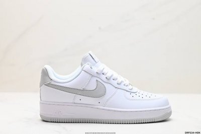 真标耐克nike Air Force 1 Low 空军一号低帮百搭休闲运动板鞋。柔软、弹性十足的缓震性能和出色的中底设计，横跨复古与现代的外型结合，造就出风靡全