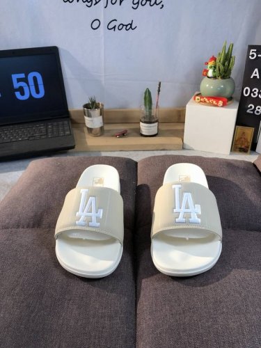 新款 Mlb拖鞋男女情侣款拖鞋 25年新款运动沙滩鞋复古老花满标一字拖休闲凉拖 黑色 3Alpcdm3350Bks鞋面材质很软很厚，上脚哇塞的舒服出去郊游，看电