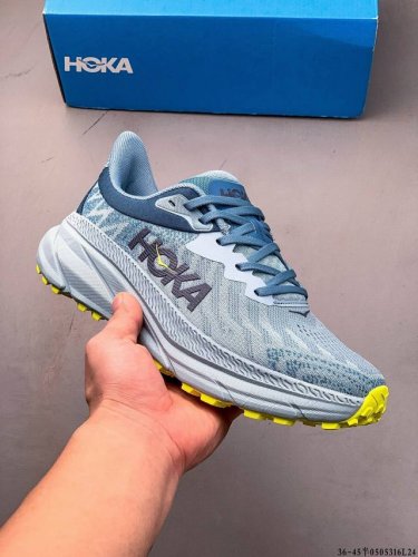 hoka One One Challenger Atr 7减震防滑耐磨低帮跑步鞋。采用全新泡棉中底与高耐磨橡胶大底，集轻盈、舒适、缓震、稳定、抓地力于一身，轻松