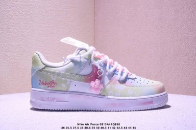 公司级耐克Nike Air Force 7 Lv8空军一号低帮百搭休闲运动板鞋。柔软、弹性十足的缓震性能和出色的中底设计，横跨复古与现代的外结合，造就出风靡全球