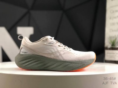 saucony 索康尼 Triumph 22系列 男女低帮缓震跑步鞋 索康尼推出的跑鞋是一款外观激进但脚感舒适的跑鞋 采用了全新的中底设计和鞋面工程 保留了软弹
