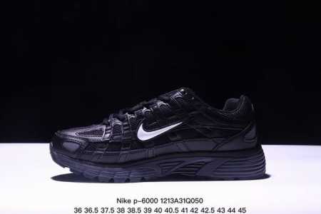 耐克nike P-6000 跑鞋内外侧都用了红色的钩子，采用透气材料，搭配匠心覆面，再现千禧年代的跑鞋风格，塑就大气外观。鞋款秉承 Nike Pegasus 2 - 点击图像关闭