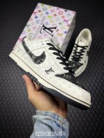 B nike Dunk Sb Low 全新配色 定制Dunk Sb顾名思义 具有经典的Dunk血缘 又注入了更多的时尚元素 相较于普通的Dunk滑板鞋 改良版的