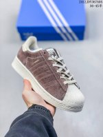 阿迪达斯 Adidas Superstar 三叶草经典贝壳头系列 新款休闲板鞋潮流男女士运动鞋 鞋面柔软皮革材质 标志性的贝壳鞋头，锯齿三条纹，简约的线条。就连